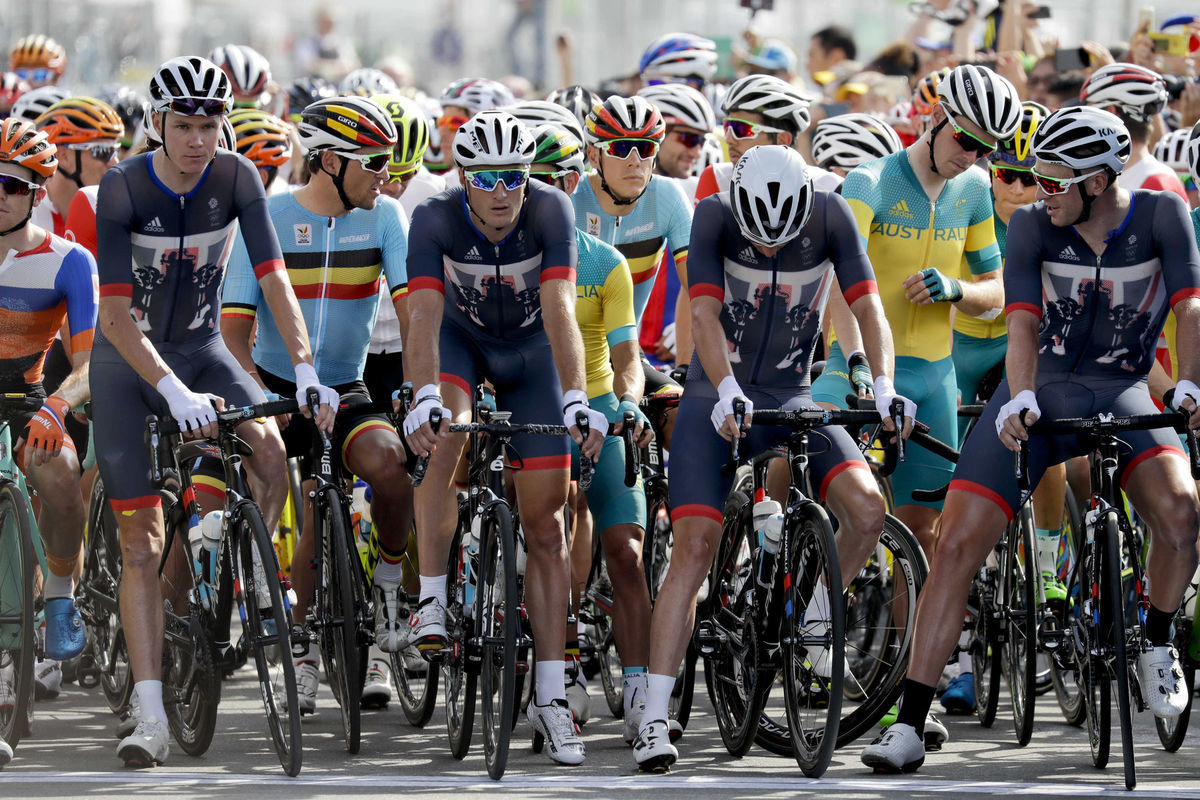 Chris Froome (vľavo) spoločne s kolegami z...