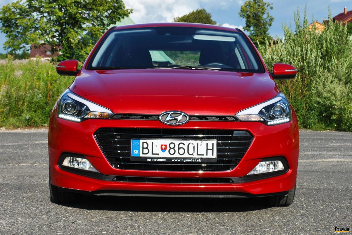 Cez deň Hyundai i20 svieti LED svetlami.