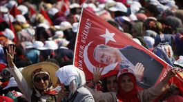 Milióny Turkov v Istanbule demonštrovali proti prevratu