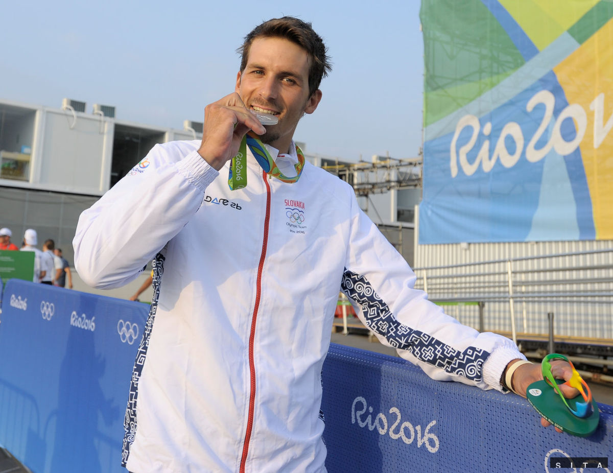Matej Beňuš sa teší z olympijského striebra.