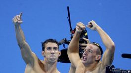 Michael Phelps (vľavo) a jeho krajan Caleeb Dressel