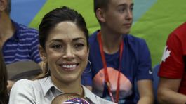 Nicole Johnson drží synčeka Boomera na olympiáde v Riu