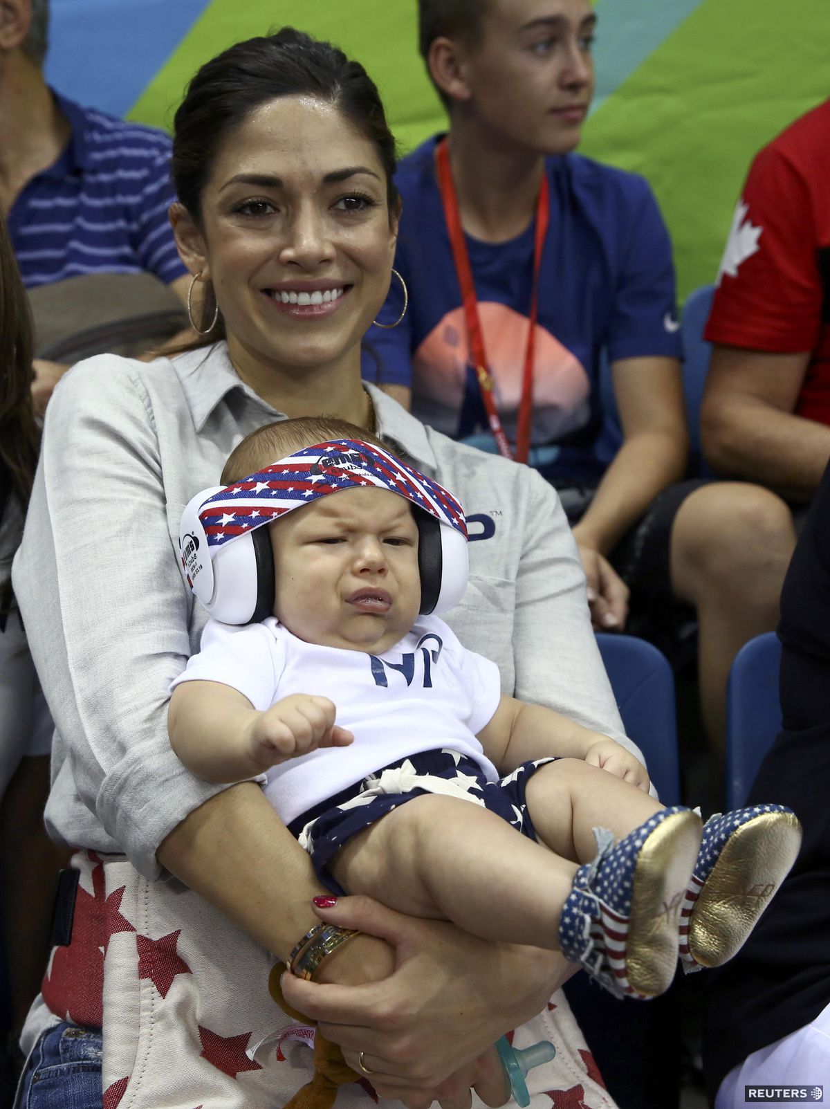 Nicole Johnson drží synčeka Boomera na...
