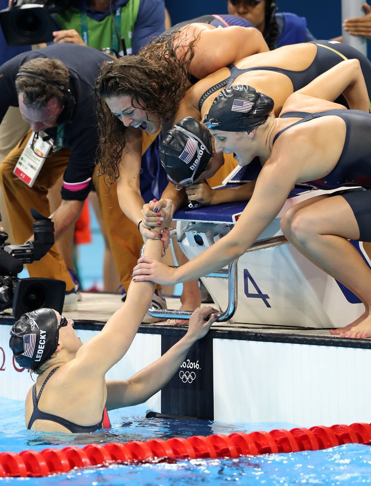 Katie Ledecká (v bazéne) sa teší spolu Allison...