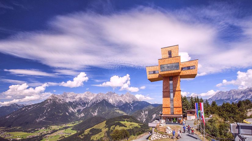 Vyhliadková veža Jakubov kríž nad obcou.