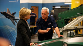 Clintonová kritizovala Trumpov program, sľúbila pevné vedenie