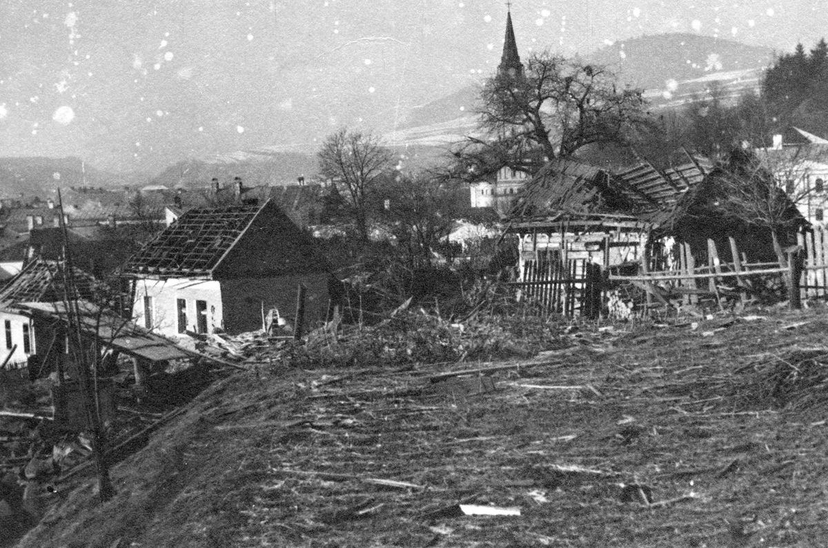 Zničené domy po bombardovaní v decembri 1944 v...