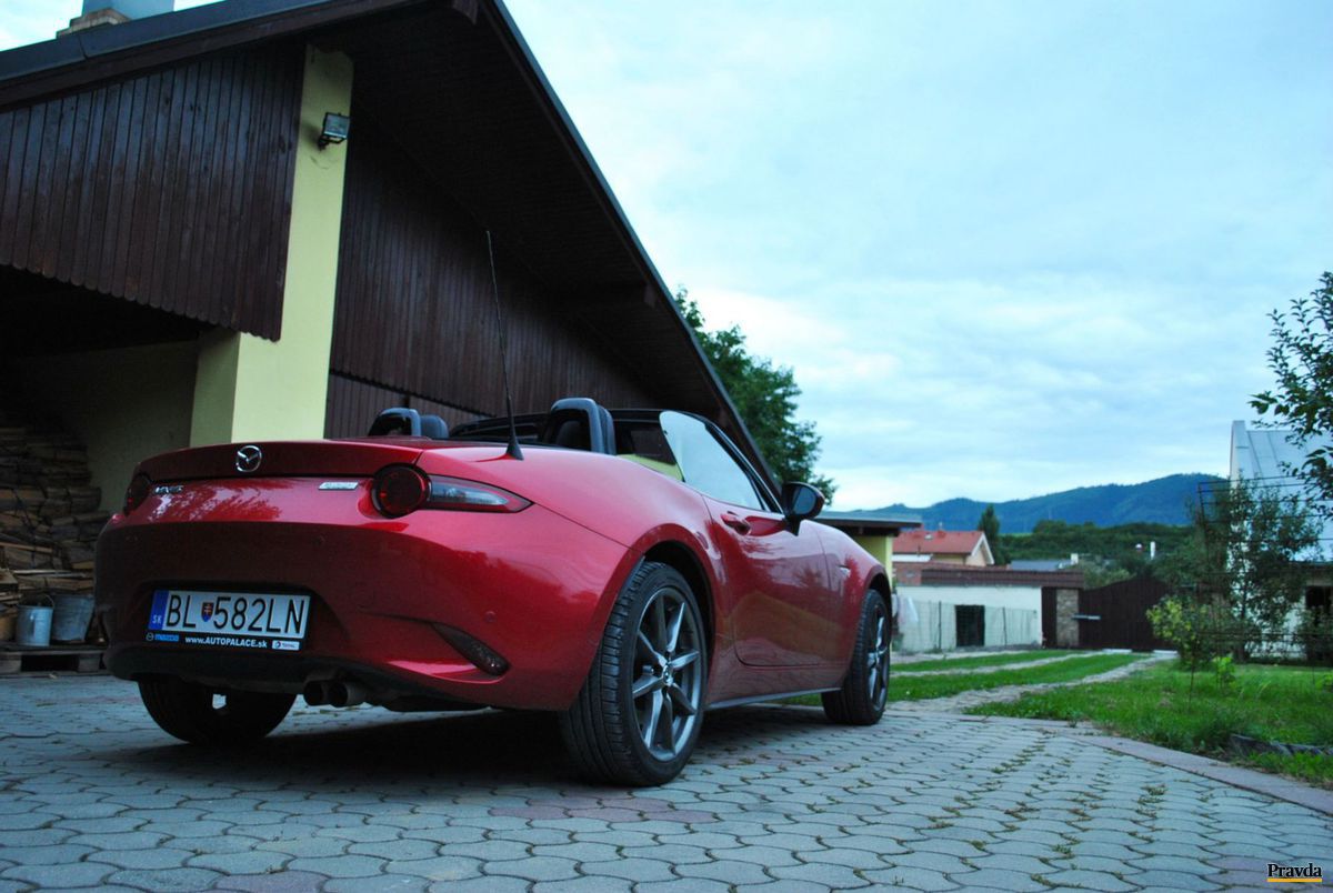 Domovom MX-5 sú kľukaté cesty mimo mesta.