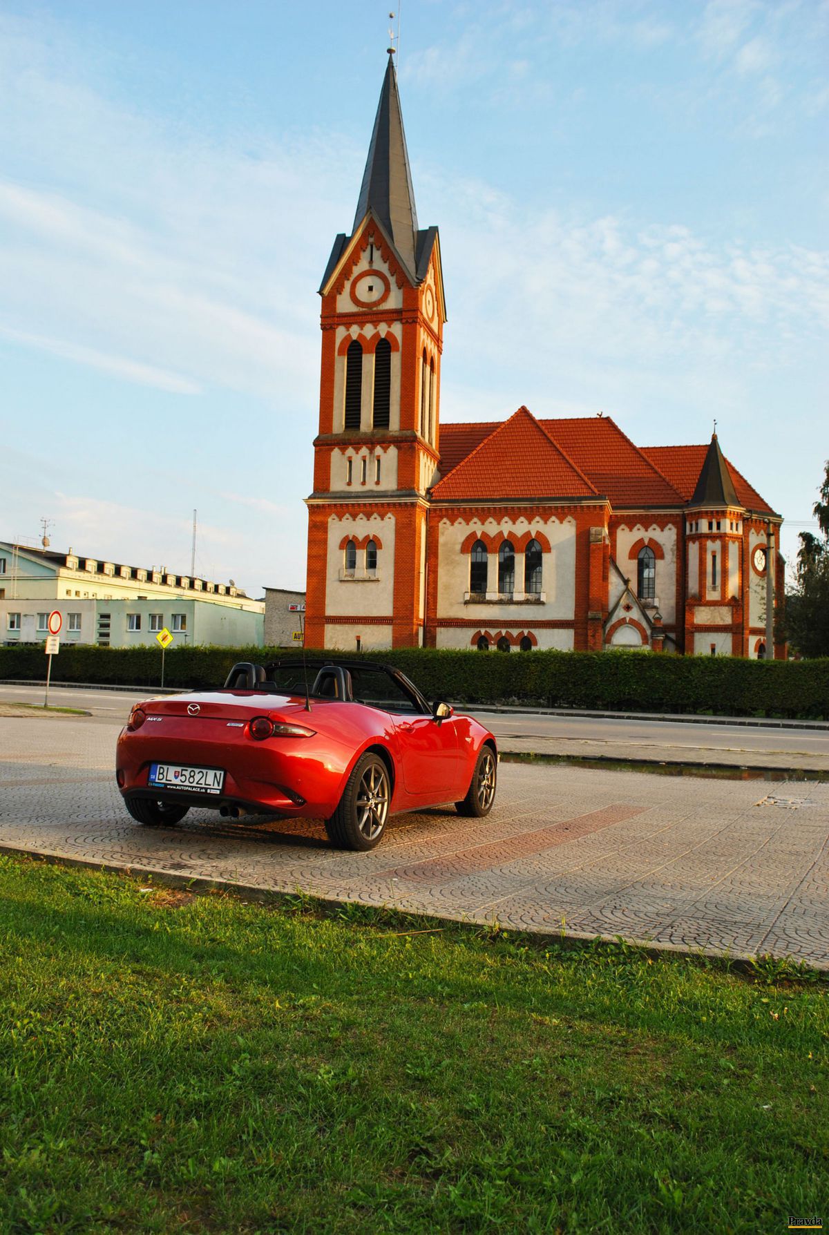 Šoférovať Mazdu MX-5 je úplná radosť.