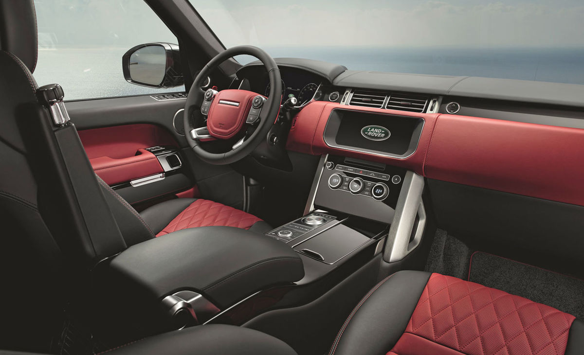 Interiér ponúka športovo prešívané kožené...