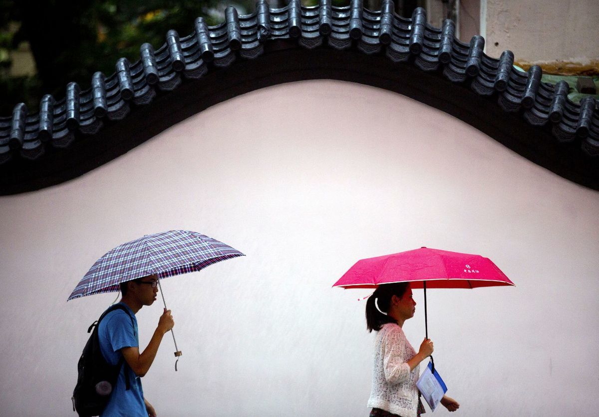 Čína, dážď, dáždniky, Číňania, Peking,