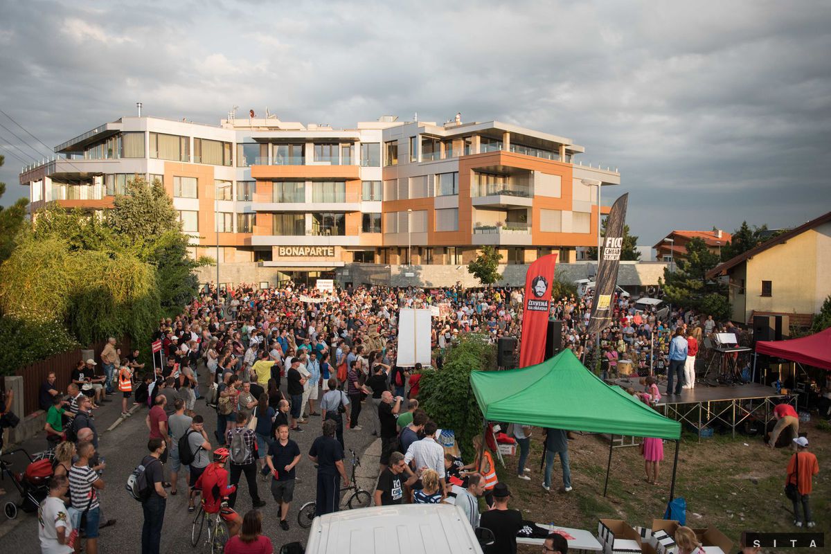 Účastníci protestu pred bytovým komplexom...