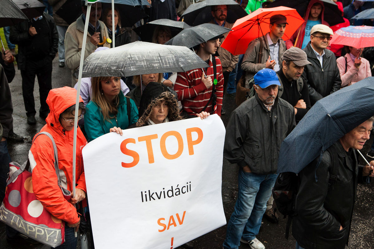 Demonštrujúci akademici pred budovou vlády v...