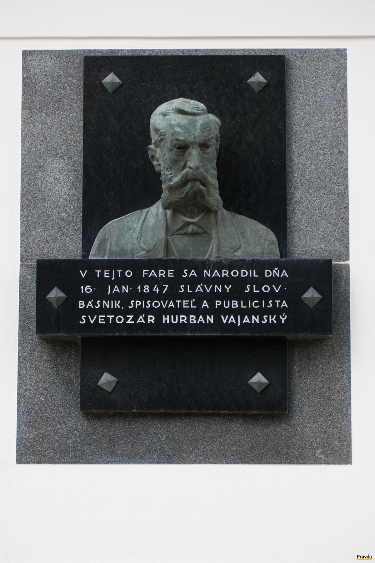 Busta od Ladislava Majerského na rodnom dome...