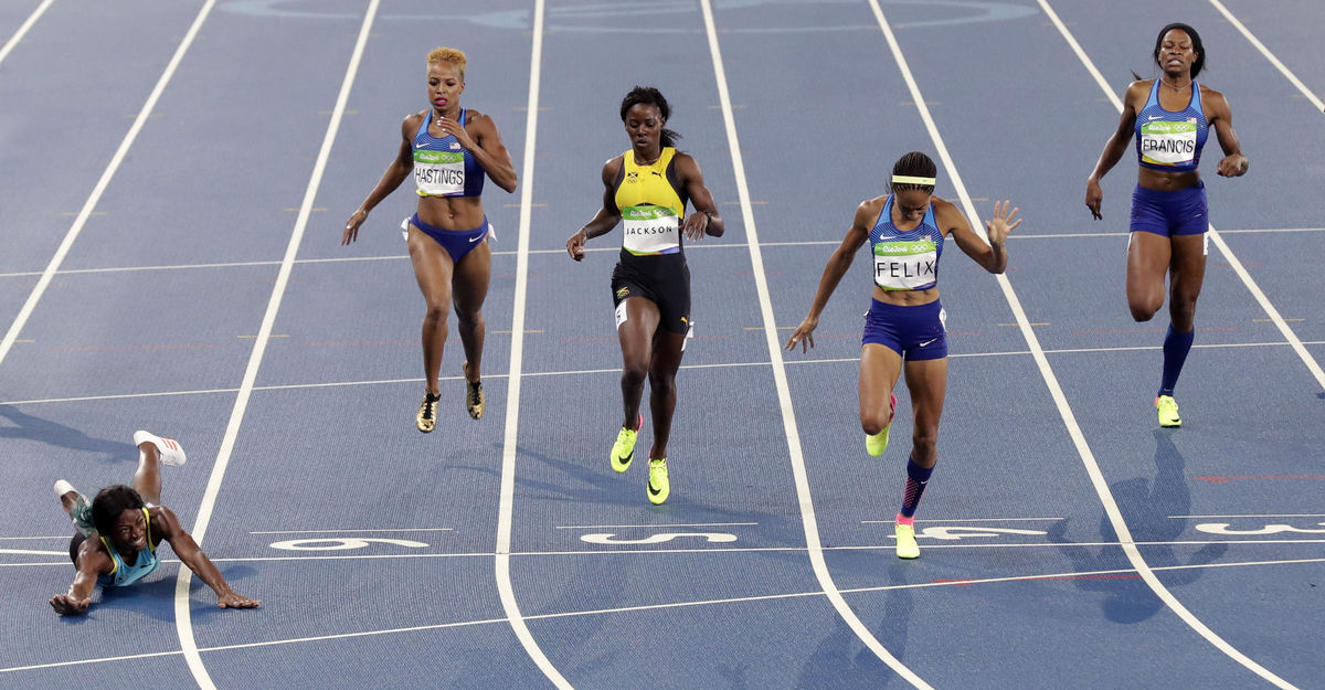Shaunae Millerová v páde vyhráva preteky na 400 m.