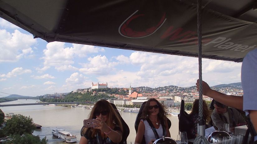 Hostia „vo výške“ a hradný kopec za ich chrbtom.