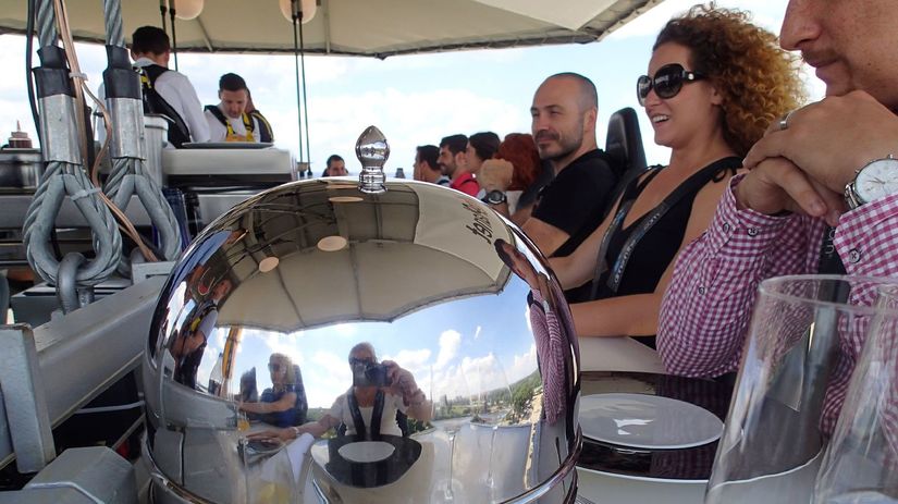 Strieborný poklop ako zrkadlo.