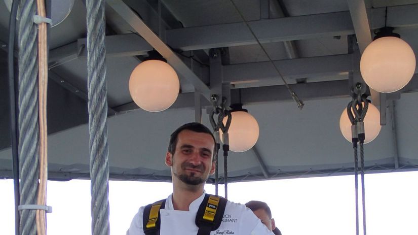 Šéfk uchár Jozef Riska zvládal efektné...