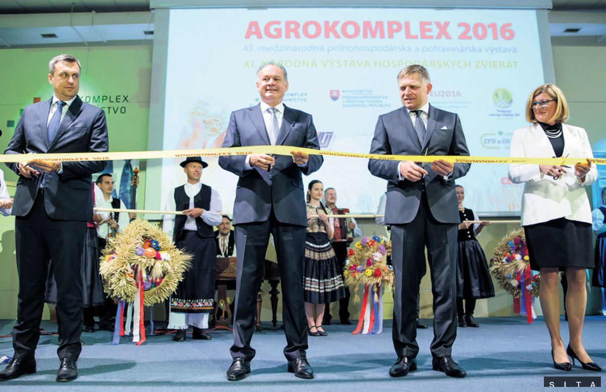 Pomoc farmárom na Agrokomplexe sľúbili (zľava)...