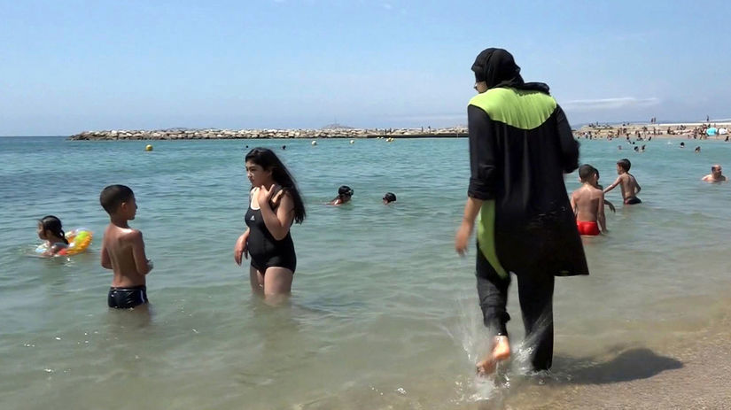 burkiny, arabská žena, arabka, arabské plavky,