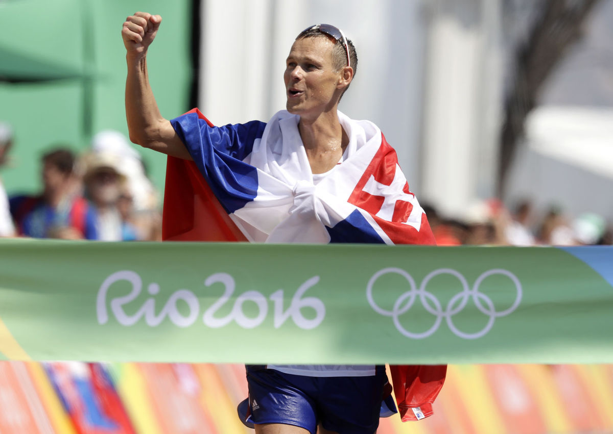 Šťastný olympijský víťaz v chôdzi na 50 km...