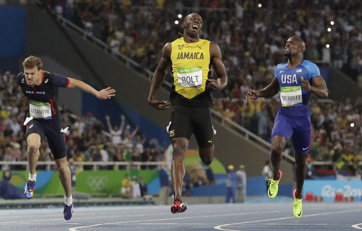 Jamajská superhviezda Usain Bolt (uprostred) v...