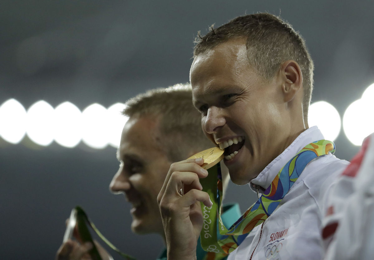 Matej Tóth so zlatou olympijskou medailou.