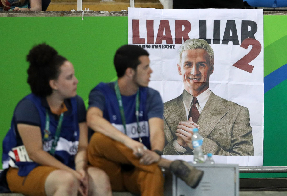 Klamár, klamár. Transparent s podobizňou Ryana...