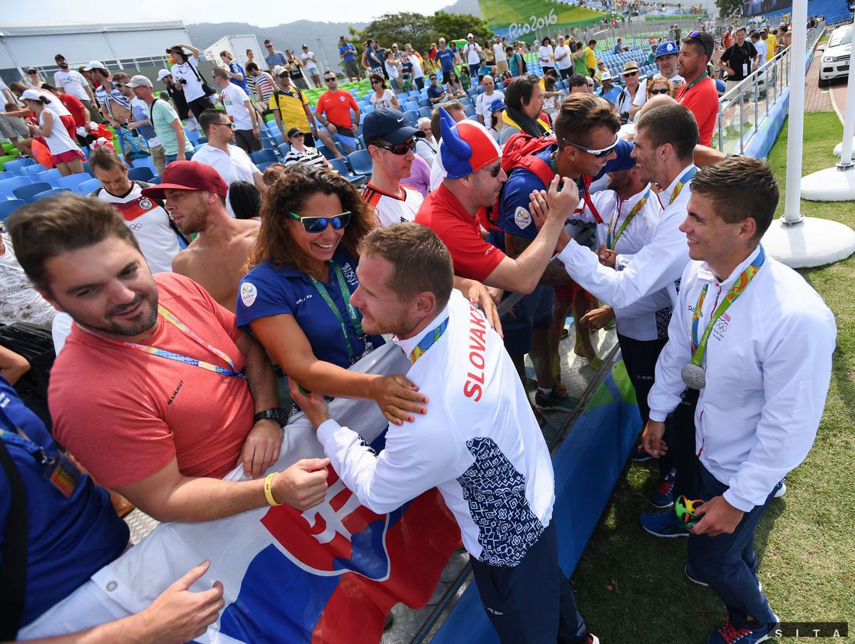 Posádka slovenského štvorkajaka si vychutnáva...