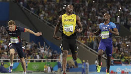 Návod na dodržiavanie odstupu. Bolt pobavil aj v neľahkých časoch