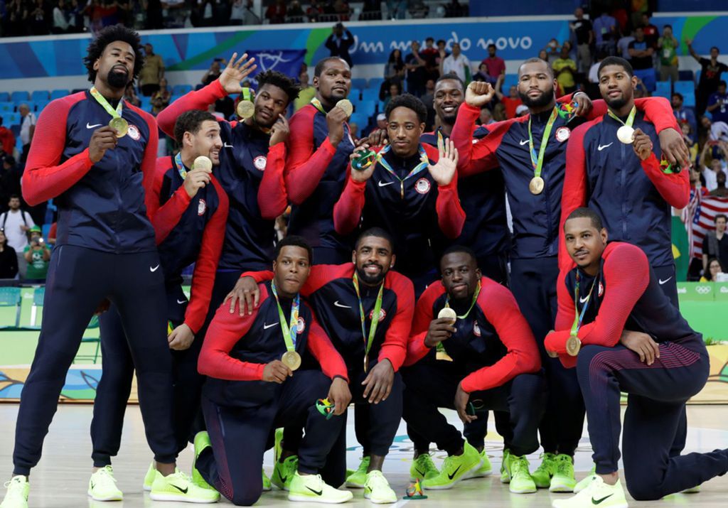 Americký basketbalový tím pózuje so zlatými...