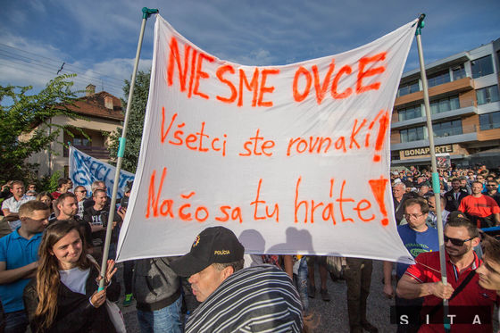 Provokatérsky transparent počas protestu pred...