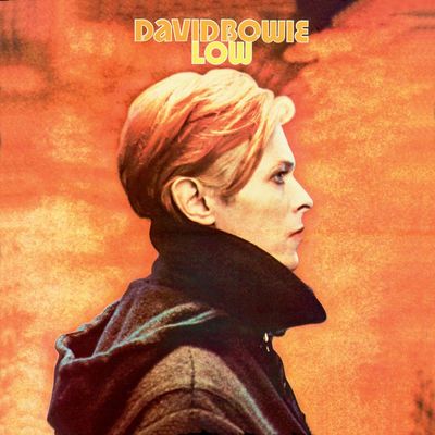 Spevák David Bowie na obale albumu Low (1977).