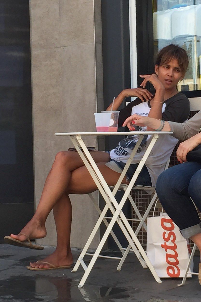 Halle Berry oddychuje v kaviarni v Los Angeles.