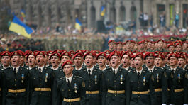 ukrajina, vojaci, vojenská prehliadka, majdan,