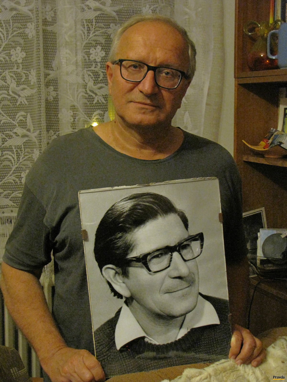 Ludvík Nábělek s fotografiou svojho otca Ľudovíta.