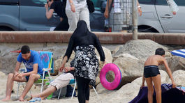 Vo Francúzsku dominuje téma burkín. Komu dá súd za pravdu?