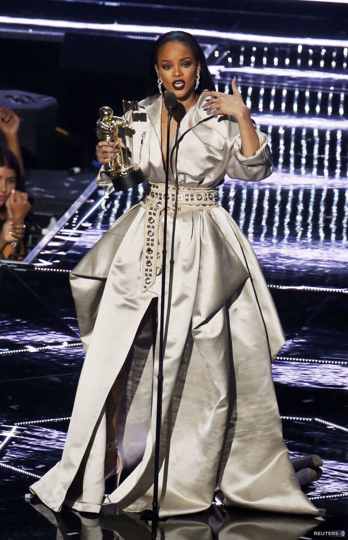Rihanna si odniesla cenu Michaela Jacksona,...
