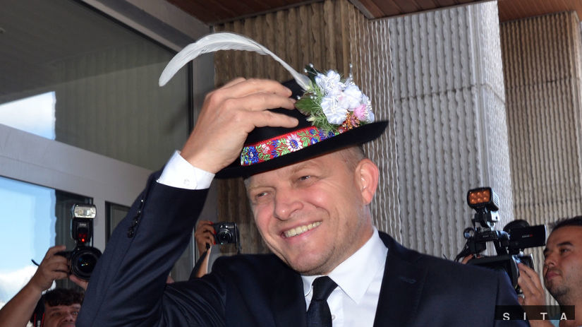 Predseda vlády SR Robert Fico si skúša...