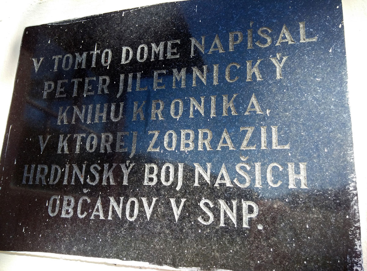 Pamätná tabuľa na dome Jilemnického horárne.