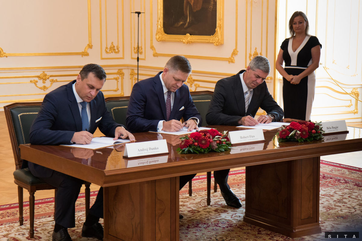 Zľava: Predseda SNS Andrej Danko, predseda...
