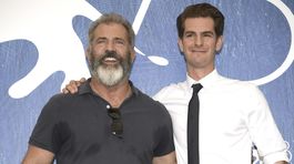 Režisér a herec Mel Gibson (vľavo) a herec Andrew Garfield predstavili v Benátkach film Hacksaw Ridge.