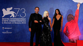 Riccardo Tisci a Donatella Versace (v strede) pózujú s modelkou Naomi Campbell 