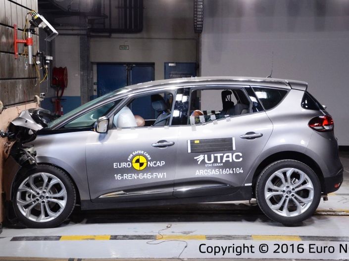 Renault Scénic ťažil z elektronických...