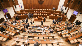 Platy ústavných činiteľov zostávajú zmrazené