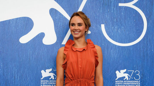 Herečka Suki Waterhouse v kreácii Fendi na...