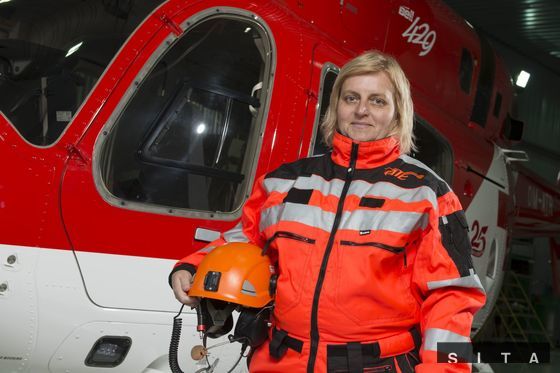 Členka posádky havarovaného vrtuľníka Bell 429,...
