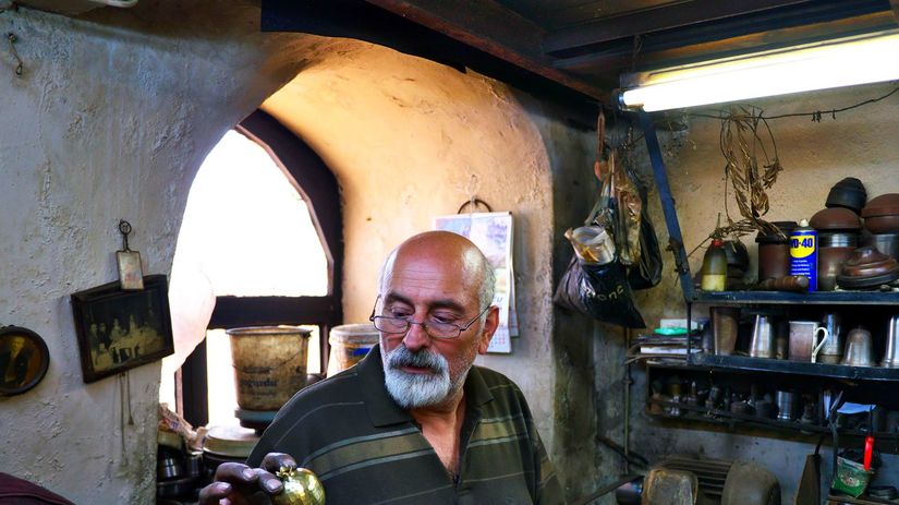 Remeselník z rodiny vyrábajúcej medené nádoby...