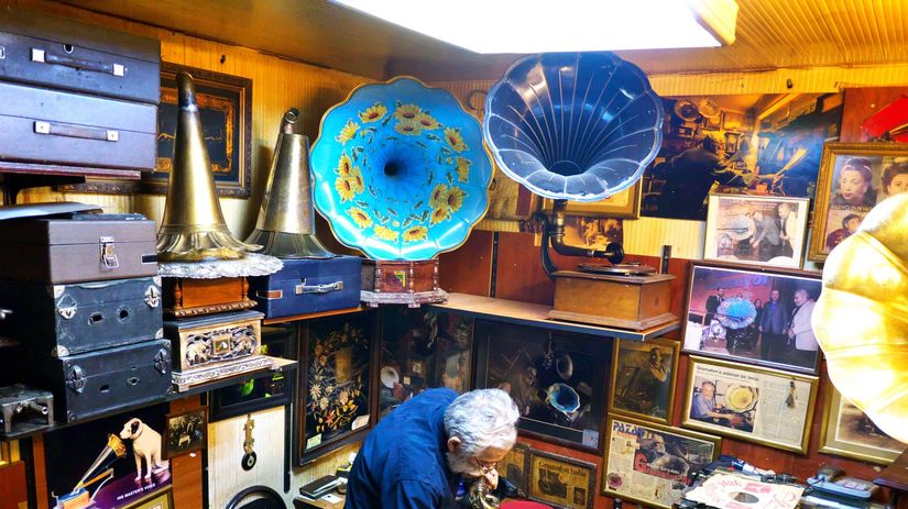 Predavač gramofónov. Väčšia časť budov patrí...