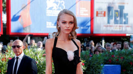 Herečka Lily-Rose Depp v kreácii Chanel na...